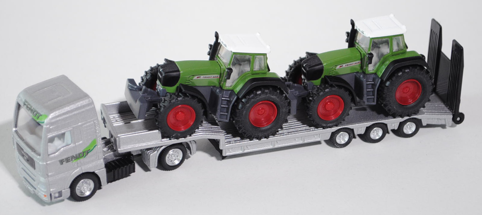 00000 MAN TGA Tieflader mit Fendt (926 + 924 Vario) Traktoren, silber + grün/grau, 1:87, L17mK blau