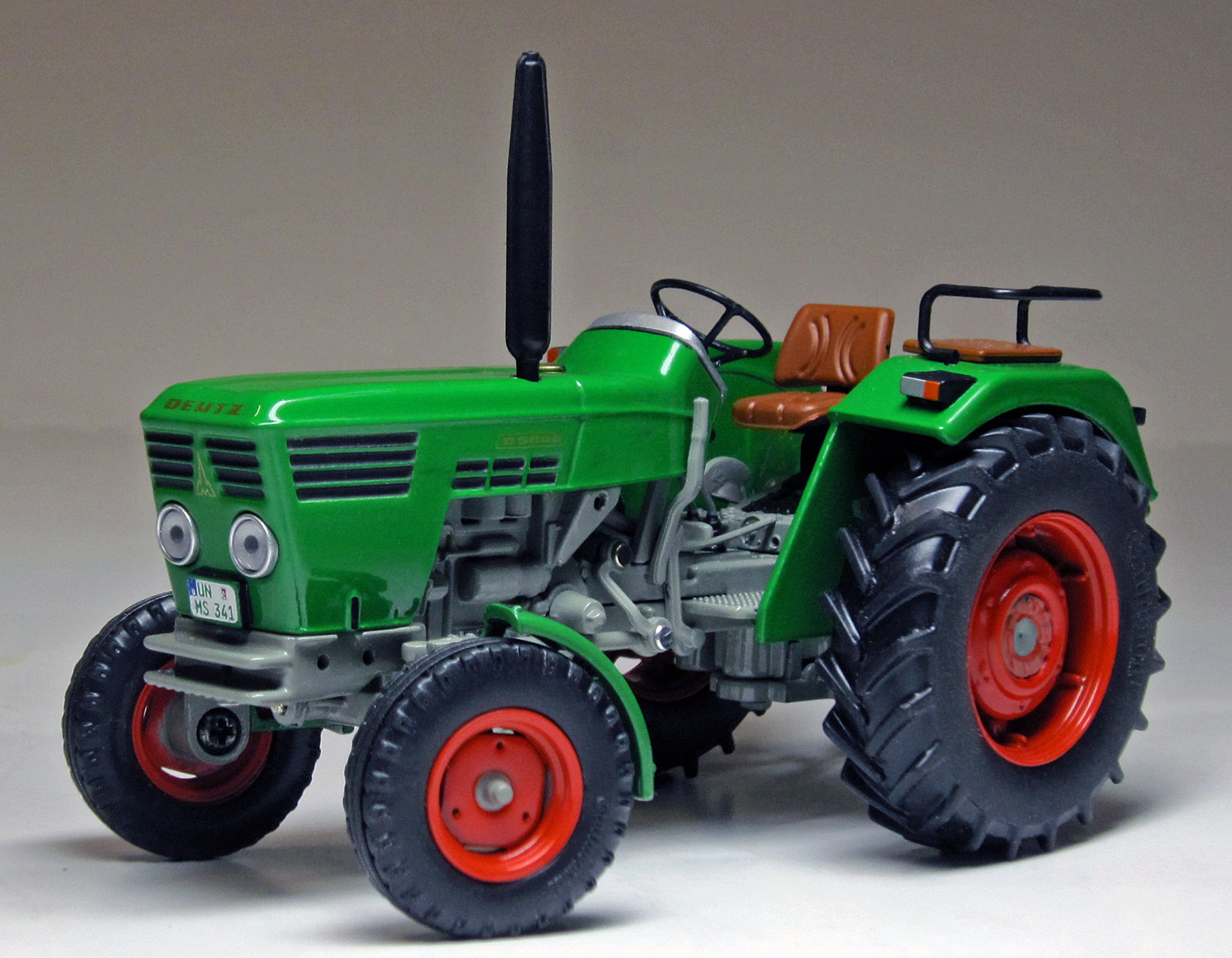 DEUTZ D 40 06 mit Kindersitz (Ausführung 1968-1974), DEUTZ-grün/betongrau, Nummernschild UN MS 341,