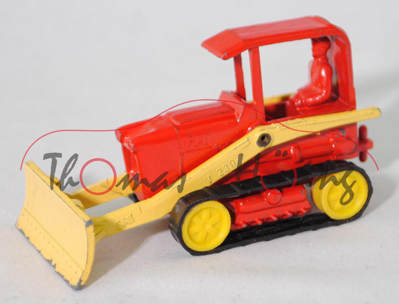 00000 FIAT Kettenschlepper 40 CA (Modell 1960-1964) und Schaeff-Planier-Austauschschild, Karosserie verkehrsrot, Planier-Austauschschild zinkgelb, SIKU, 1:56, m-