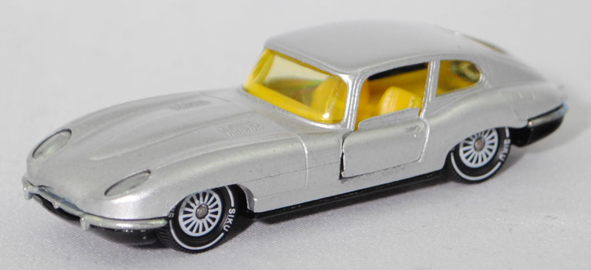 00006 Jaguar E-Type 2+2 SI Coupé 4.2 Liter (Serie 1, Typ 2+2-Sitzer Coupé, Modell 1966-1967), silber, innen gelb, W-Germ, Verglasung gelb, R11 gerillt, SIKU SUPER, 1:61, m