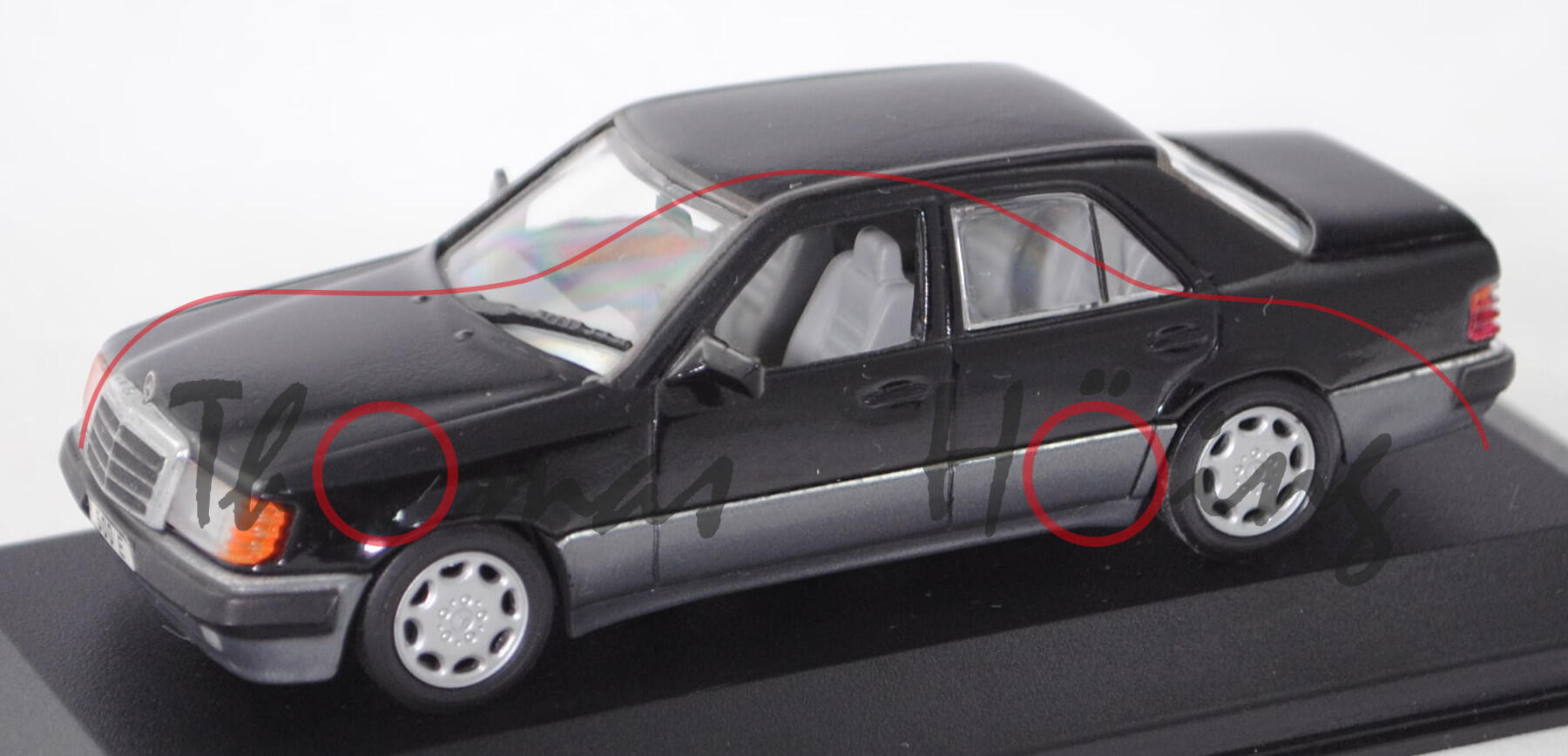 Mercedes-Benz 500 E V8 (W 124, Modell 1990-1993), blauschwarz metallic , Minichamps, 1:43, PC-Box