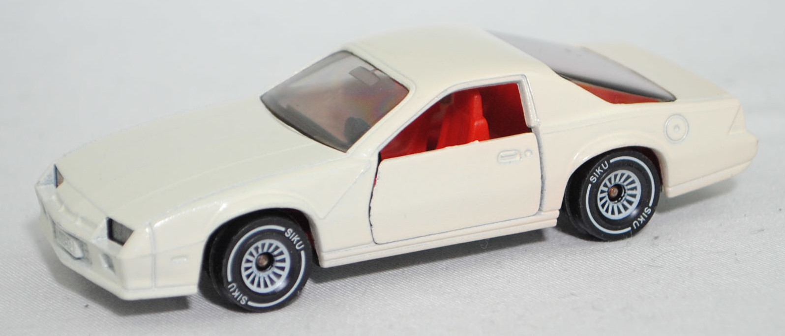 00001 Chevrolet Camaro Berlinetta 5.0L V8 (3. Generation, Vorfacelift, Modell 1982-1984), cremeweiß, Bpr. CAMARO Z 28, W-Germ, Chassis chrom, ohne CE-Zeichen, B4, SIKU, 1:59, m