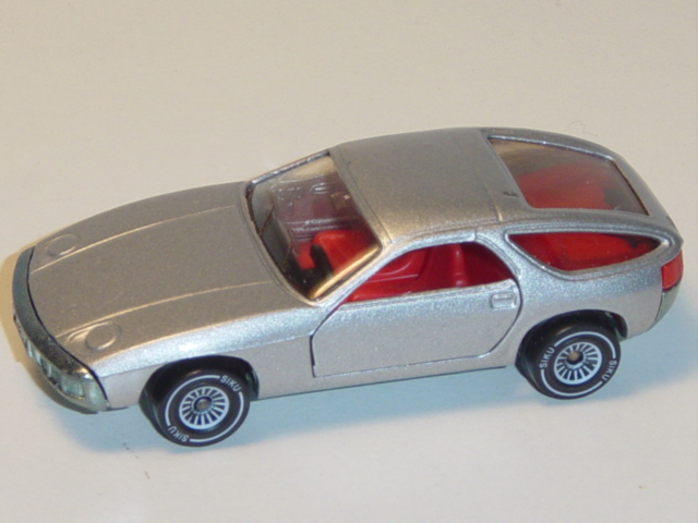 00002 Porsche 928 (Modell 1977-1982), silbergraumetallic, innen verkehrsrot, Lenkrad schwarz, Bpr. 1