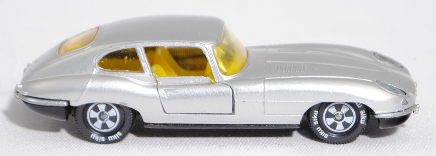 00004 Jaguar E-Type 2+2 SI Coupé 4.2 Liter (Serie 1, Typ 2+2-Sitzer Coupé, Modell 1966-1967), silber, innen gelb, Germ, Verglasung gelb, R10 weiß, SIKU SUPER, 1:61, P12h mit ®