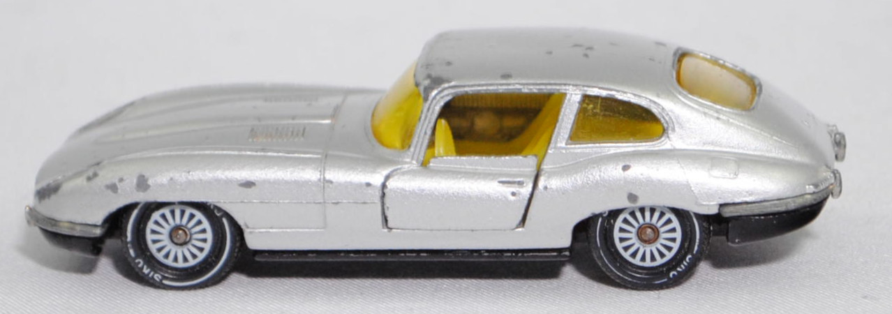 00006 Jaguar E-Type 2+2 SI Coupé 4.2 Liter (Serie 1, Typ 2+2-Sitzer Coupé, Modell 1966-1967), silber, innen gelb, W-Germ, Verglasung gelb, R11 gerillt, SIKU SUPER, 1:61, vsc