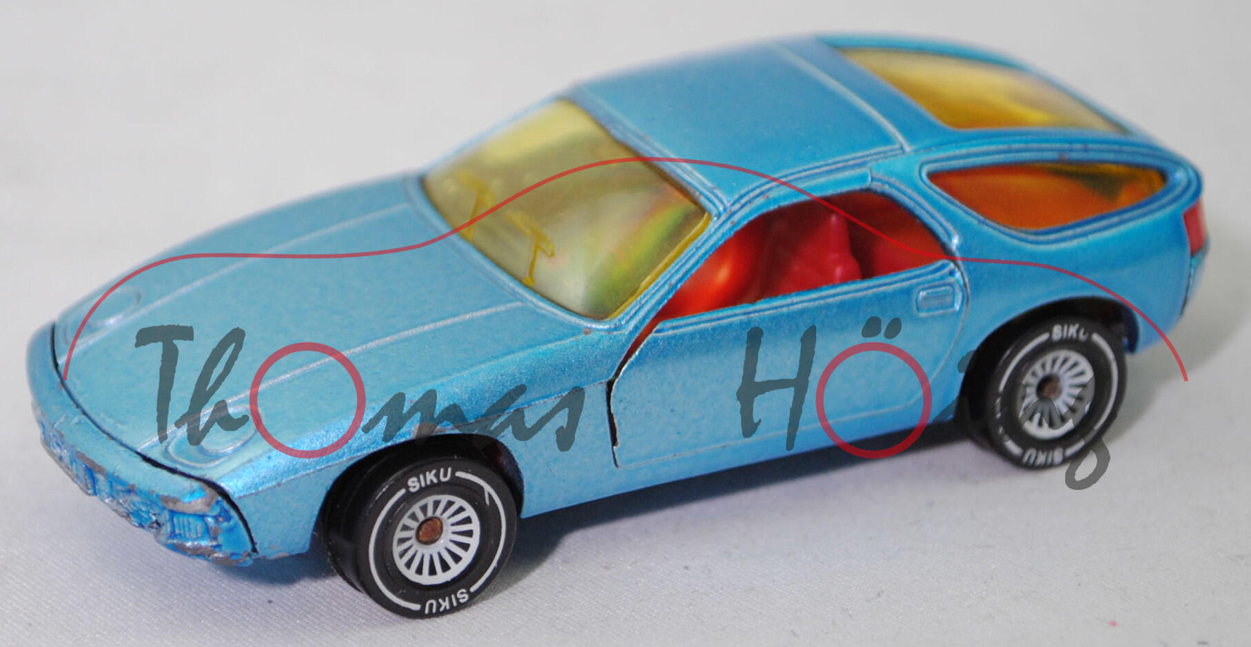 00000 Porsche 928 (1. Generation, Vorfacelift, Modell 1977-1979), h.-lichtblaumet., Bpr. 1037 hervorgehoben, SIKU, 1:56, m-