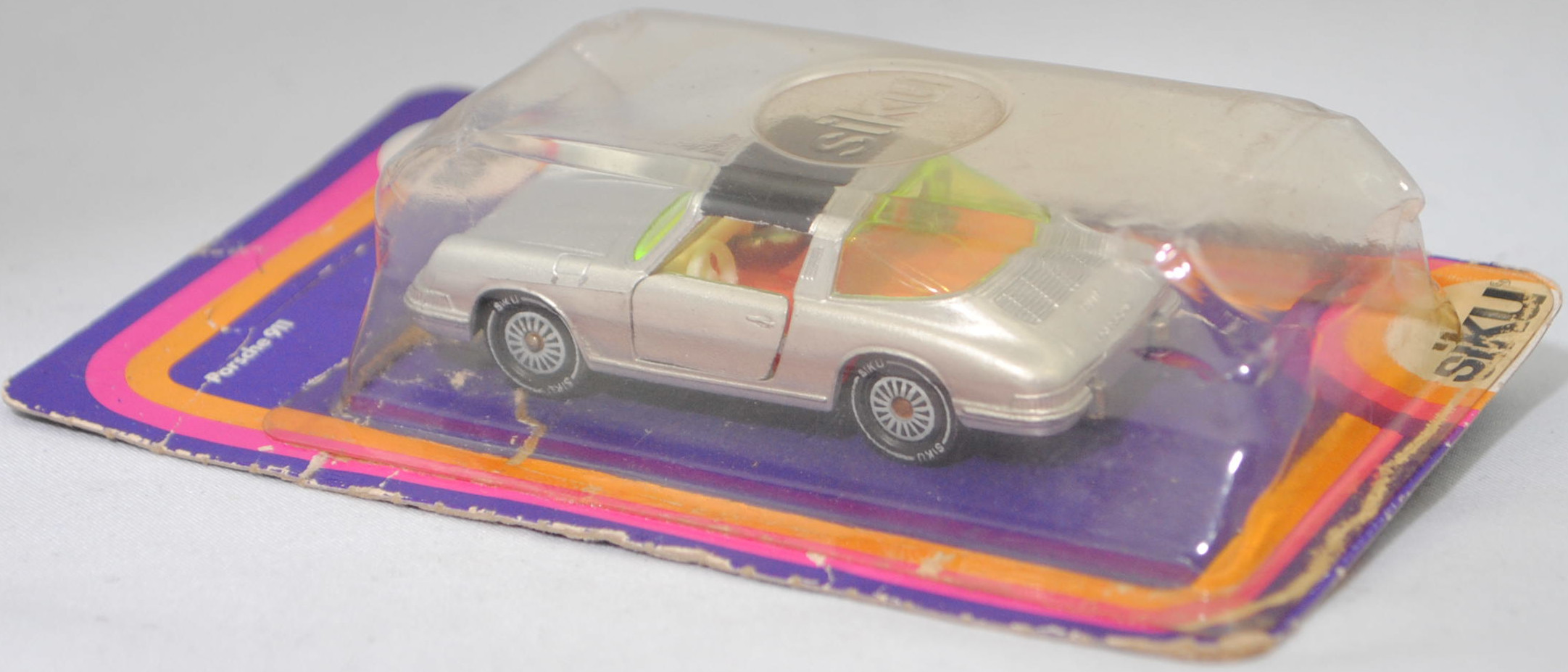 00004 Porsche 911 E Targa (F-Modell bzw. Urmodell, B-Serie, Modell 1968-1969), silber, Lenkrad weiß, Dach schwarz, Bpr. V234 und 1010, W-Germ, Verglasung gelbgrün, R11 gerillt, SIKU, 1:60, P17 (Farbe)