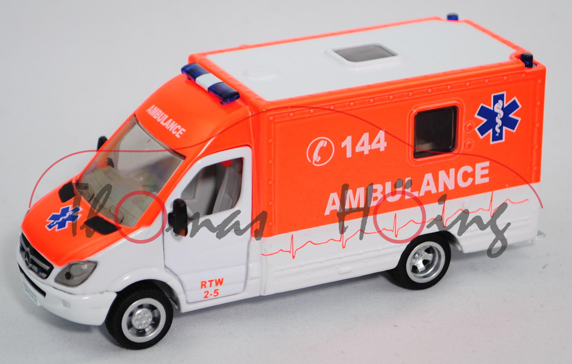 03903 CH RTW MB Sprinter II mit Kofferaufbau, weiß/leuchtorange, C 112 / AMBULANCE, SIKU, L17mpK