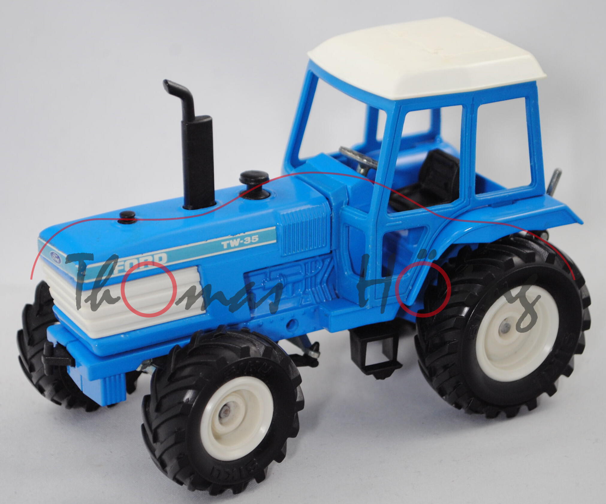 00001 Ford TW-35 Traktor (Modell 1983-1986), weiß/blau, Heckkupplung ohne Kunststoffaufsatz, 1:32