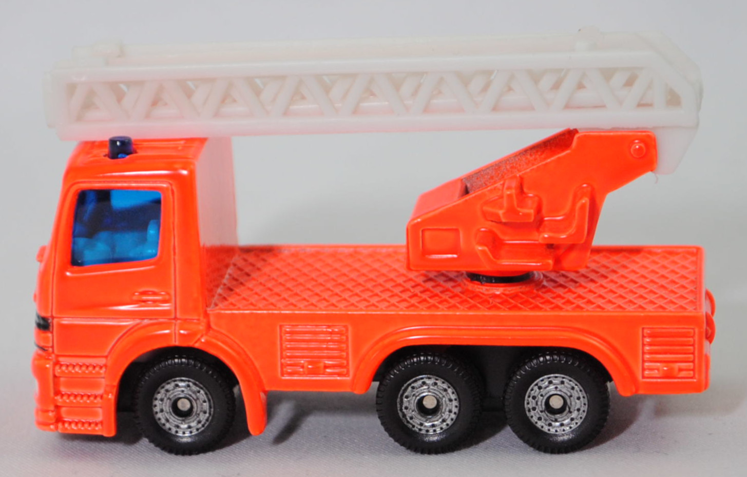 00008 Metz Hubrettungsfahrzeug DL 23-12 S auf Fahrgestell Mercedes-Benz Atego (Modell 1998-2004) (Feuerwehr-Drehleiter), leuchtorange, Bpr. 1015 / 1019, C36, SIKU SUPER, 1:80, m