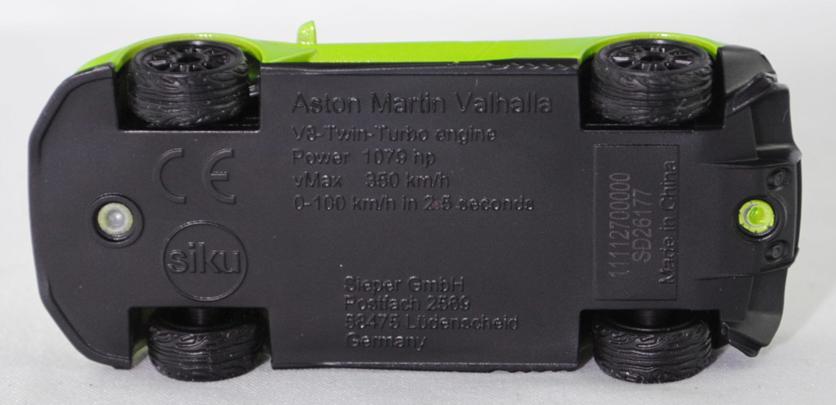 00000 Aston Martin Valhalla (1. Generation, TM01, Modell 2025-), Karosserie hell-gelbgrünmetallic, innen schwarz, Dach schwarz, B54 schwarz, SIKU SUPER, 1:59, P29f