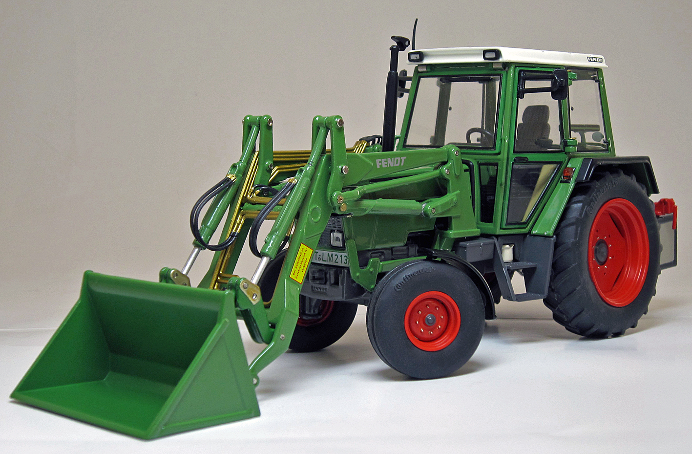 Fendt FARMER 306 LS mit Frontlader (Ausführung 1984 - 1988), resedagrün/grau, mit Heckgewicht, weise