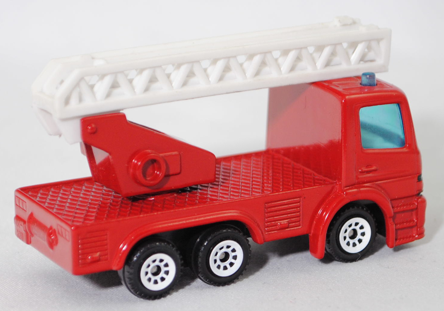 00002 Metz Hubrettungsfahrzeug DL 23-12 S auf Fahrgestell Mercedes-Benz Atego (Modell 1998-2004) (Feuerwehr-Drehleiter), signalrot, C1 weiß, SIKU SUPER, 1:80, m