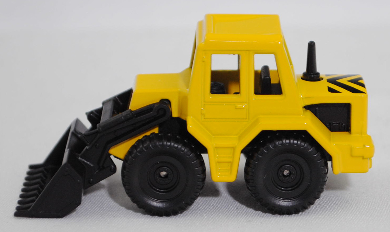 00006 Frontlader, kadmiumgelb, innen schwarz, Prägung Adresse unter der Schaufel 4 mm hoch, Chassis schwarz, C79 schwarz, SIKU SUPER, P29f