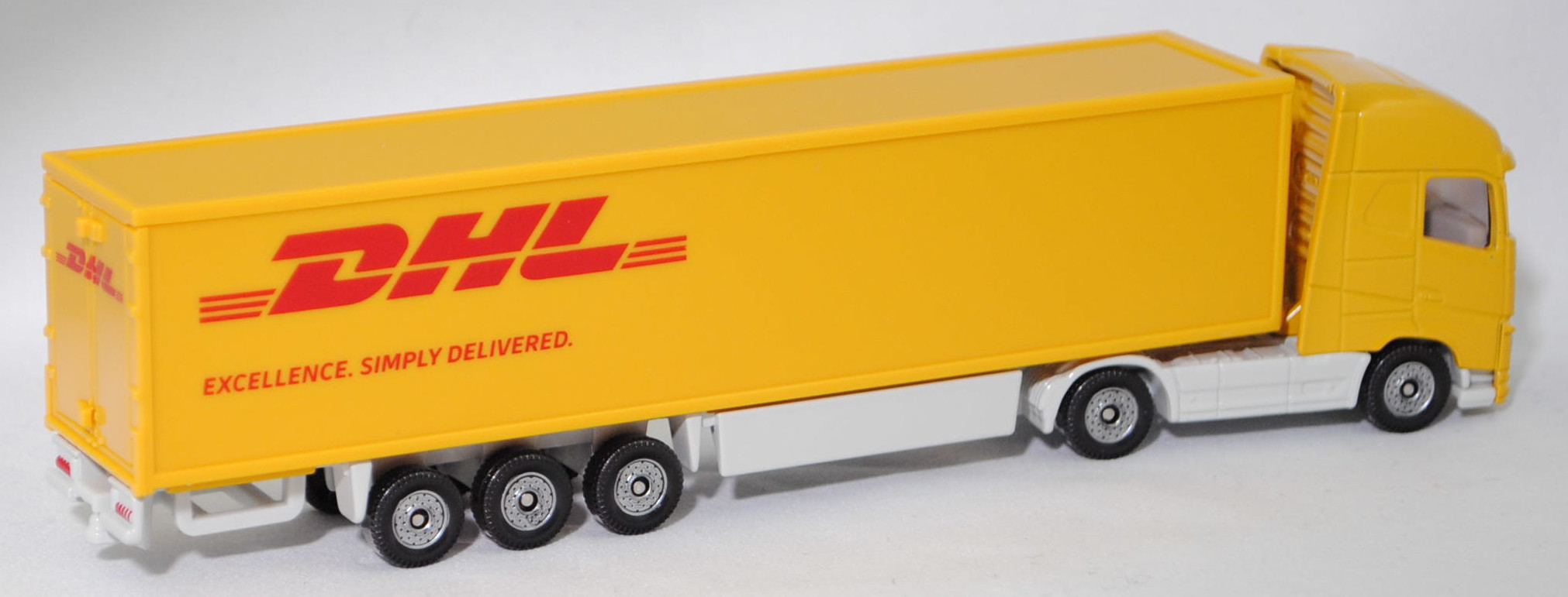00012 Volvo FH16 750 Globetrotter-XL 4x2 (Modell 2013-2020) Koffer-Sattelzug, goldgelb/papyrusweiß, DHL / EXCELLENCE. SIMPLY DELIVERED., C36, SIKU SUPER, 1:87, P29f