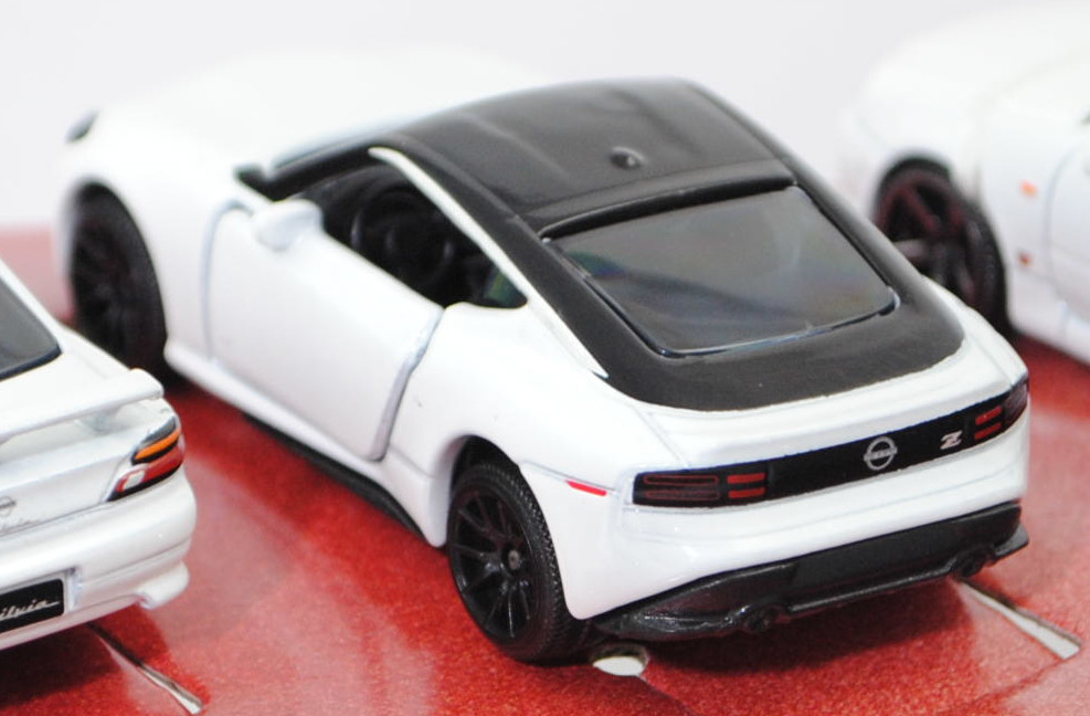 Giftpack Nissan: Nissan Skyline GT-R + Nissan Z Performance + NISSAN Silvia spec-R AERO + Nissan GT-R + NISSAN Cefiro 2.5 A31, reinweißmetallic, majorette, mb