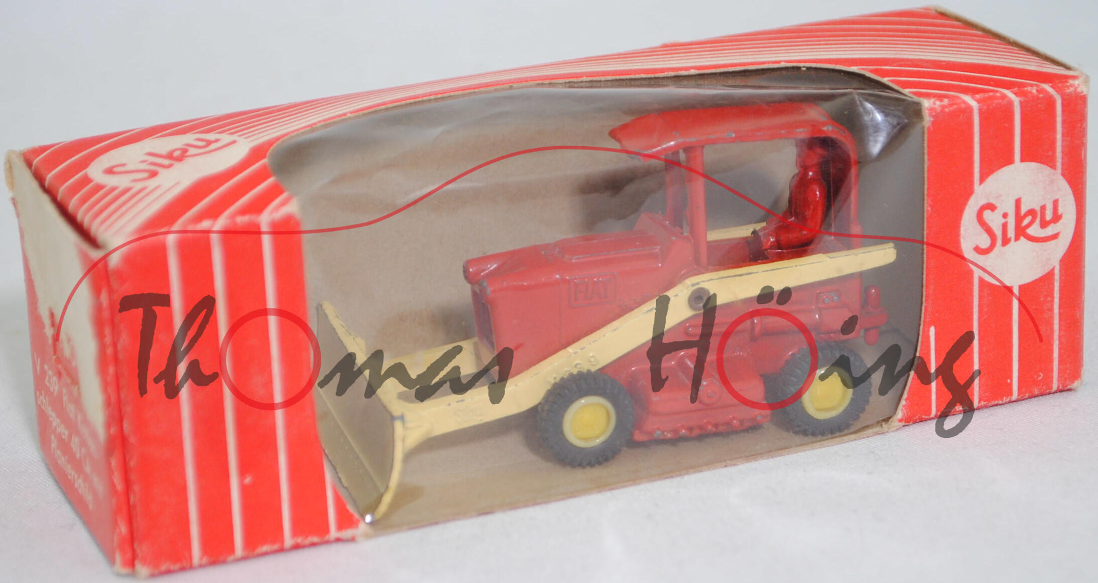 00003 FIAT Schlepper 40 CA (Modell 1960-1964) und Schaeff-Planier-Austauschschild, Karosserie verkehrsrot, Planier-Austauschschild blassgelb, SIKU, 1:56, P4 (rot)