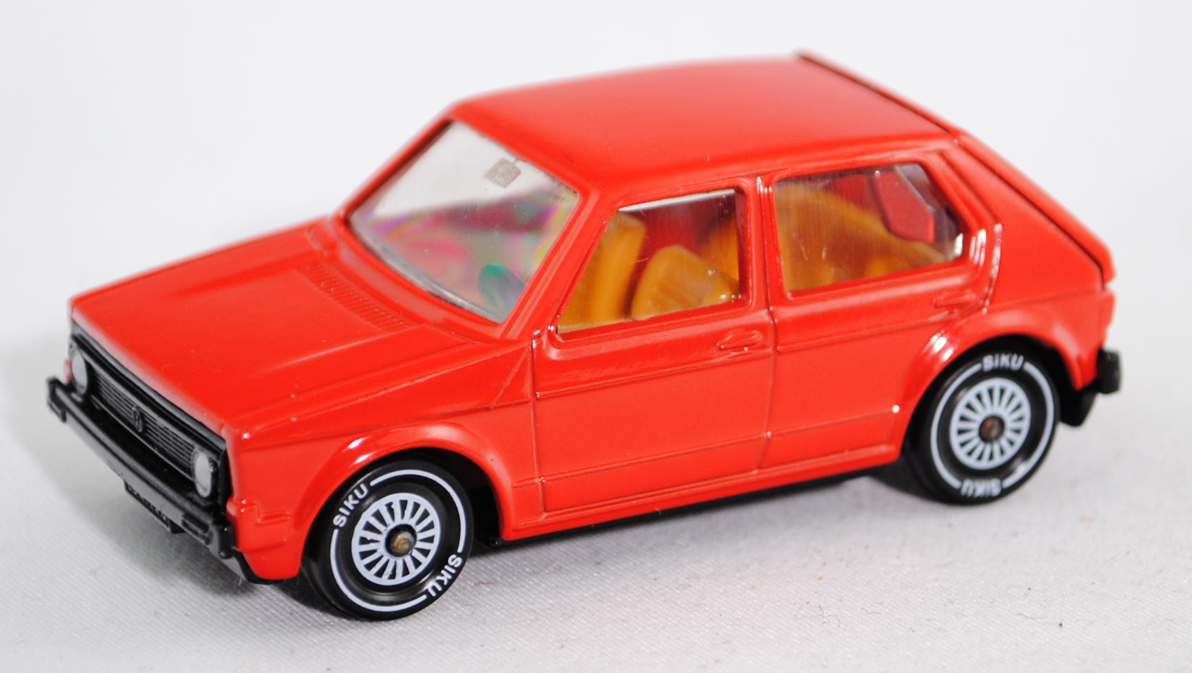 00005 VW Golf I LS (Typ 17, Facelift 1, Modell 1978-1980), verkehrsrot, innen safrangelb, Lenkrad sc