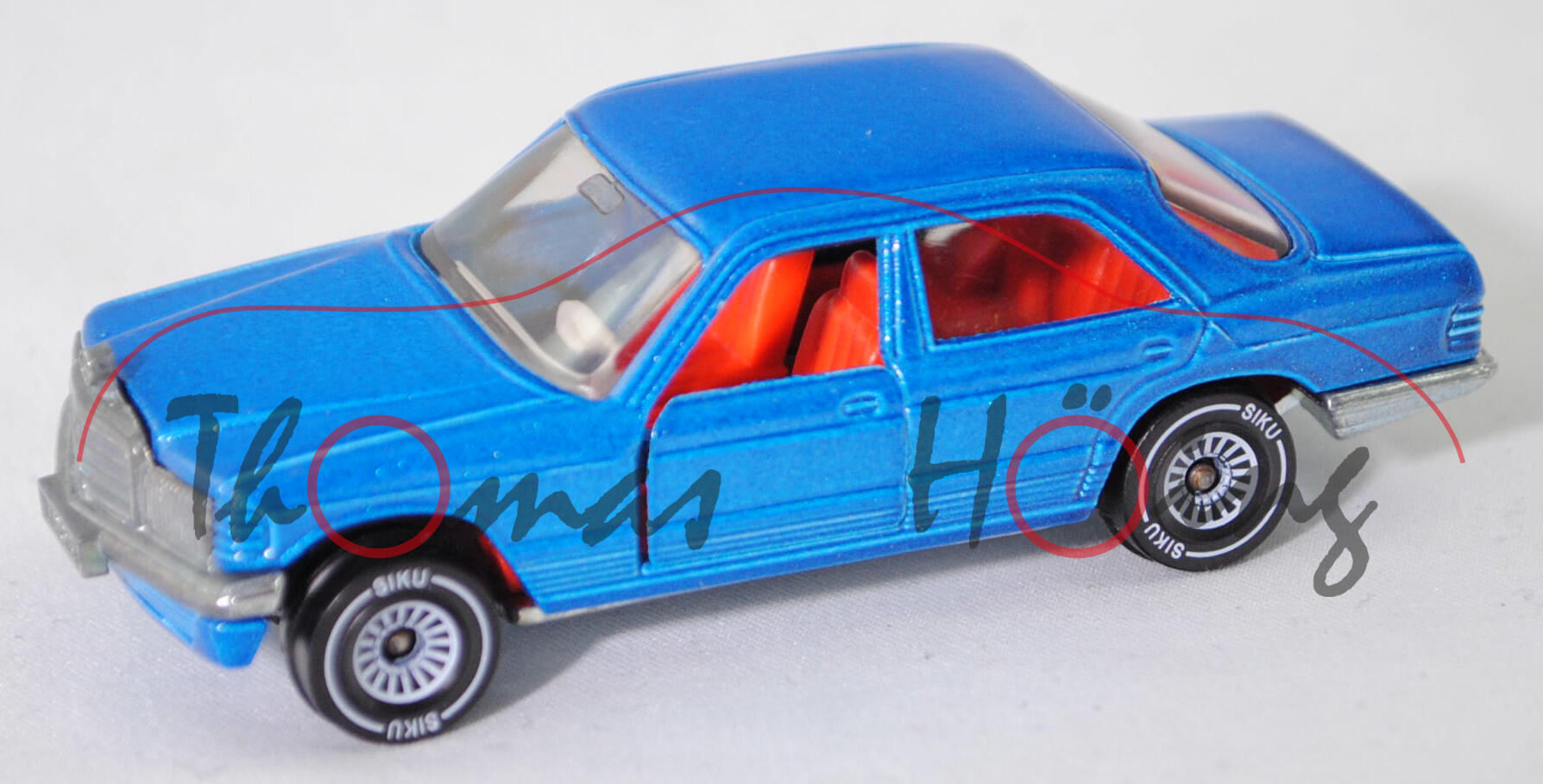 00012 Mercedes-Benz 500 SE (W 126, Modell 1980-1981), hell-verkehrsblaumetallic, Chassis chrom, Loch mittig im Chassis geschlossen, mit CE-Zeichen, Verglasung rauch, B4, SIKU, 1:62, m