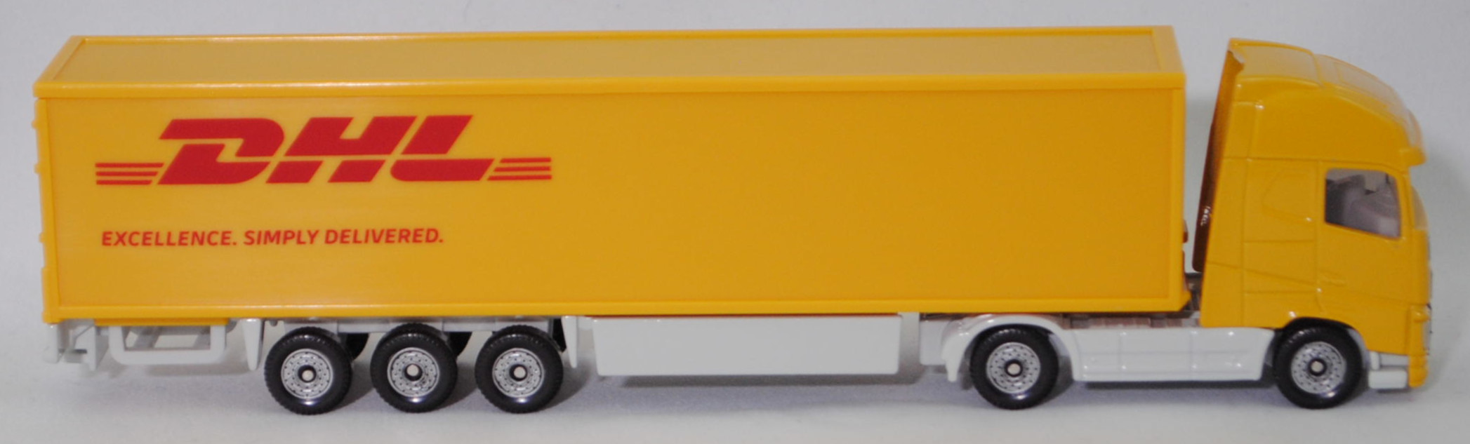 00012 Volvo FH16 750 Globetrotter-XL 4x2 (Modell 2013-2020) Koffer-Sattelzug, goldgelb/papyrusweiß, DHL / EXCELLENCE. SIMPLY DELIVERED., C36, SIKU SUPER, 1:87, P29f