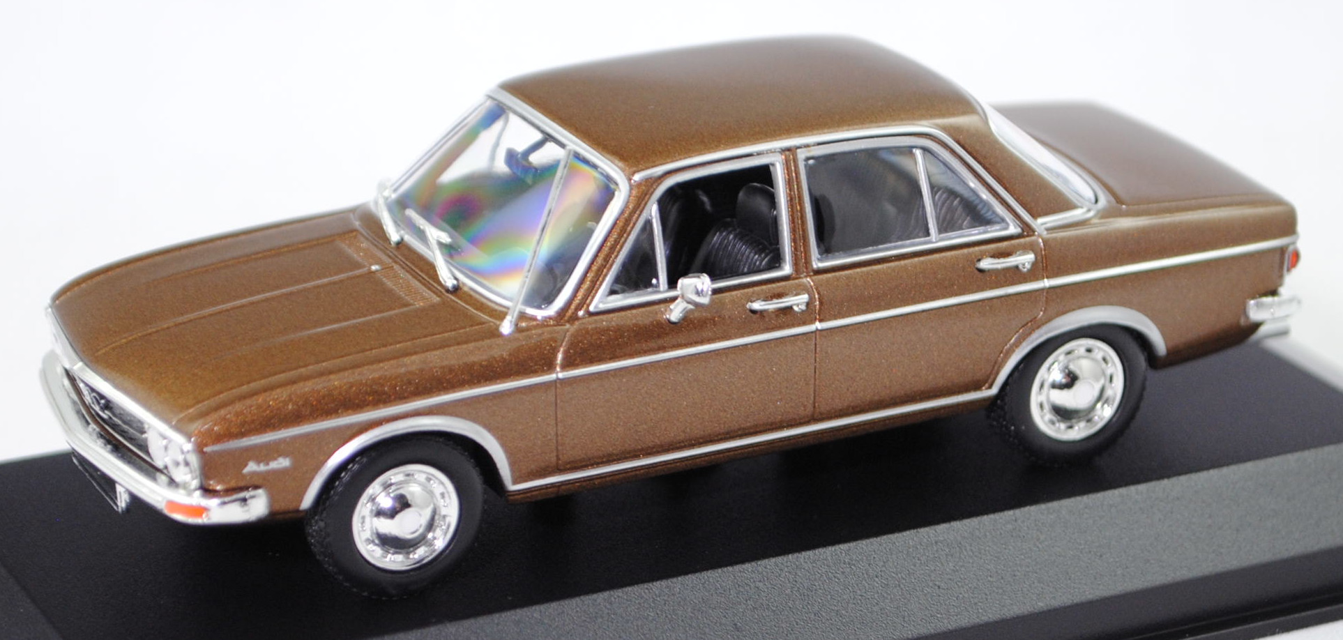 Audi 100 GL (1. Gen., C1, Typ F104, Modell 1971-1973), achatbraun metallic, Maxichamps, 1:43, PC-Box