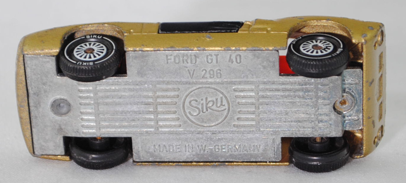 00005 Ford GT40 (Mk I bzw. Mark 1, Modell 1965-1967), Karosserie goldmetallic, Türen schwarz, Bpr. V 296 / W-Germ, Verglasung klar, R11 gerillt, SIKU SUPER, 1:57, m-