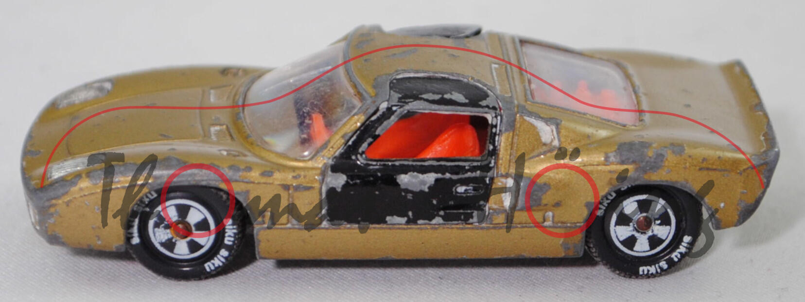 00003 Ford GT40 (Mk I bzw. Mark 1, Modell 1965-1967), Karosserie goldmetallic, Türen schwarz, Bpr. V 296 / Germ, Verglasung klar, R10 weiß, SIKU SUPER, 1:57, vsc