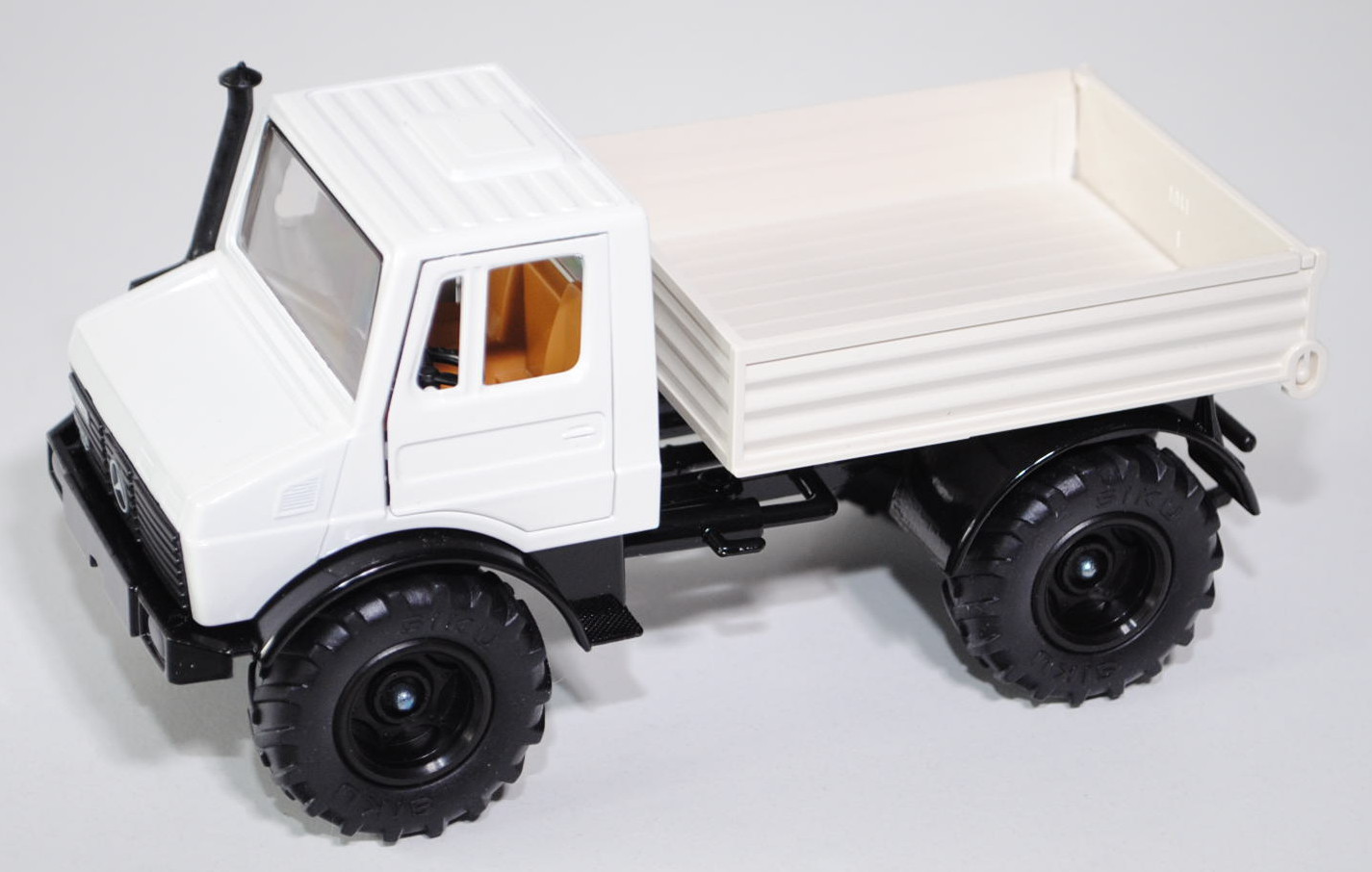 00403 Unimog U 1500 (Baumuster 425.141, Modell 1975-1988), reinweiß/perlweiß/schwarz, Felgen schwarz