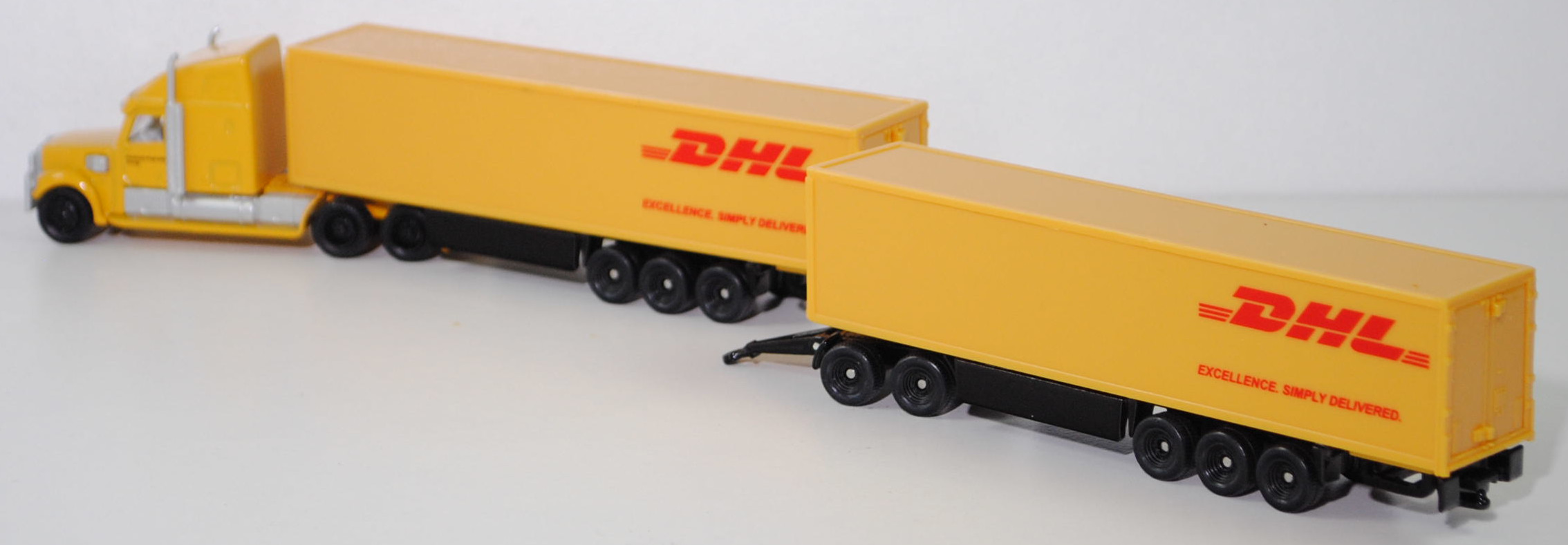 00005 FREIGHTLINER® CORONADO® CC132 6x4 (Modell 2001-2010) DHL Road Train, gelb, Deutsche Post DHL / Group, Druck FREIGHTLINER auf dem Kühlergrill, SIKU SUPER 1:87, L17mpK