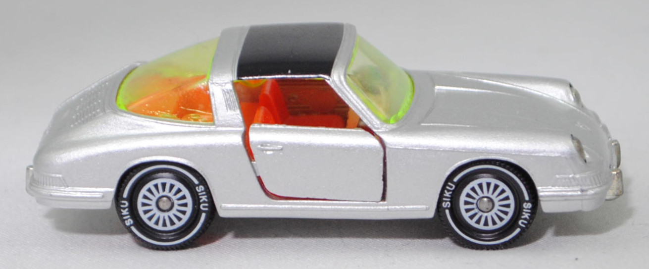00004 Porsche 911 E Targa (F-Modell bzw. Urmodell, B-Serie, Modell 1968-1969), silber, Lenkrad weiß, Dach schwarz, Bpr. V234 und 1010, W-Germ, Verglasung gelbgrün, R11 gerillt, SIKU, 1:60, m