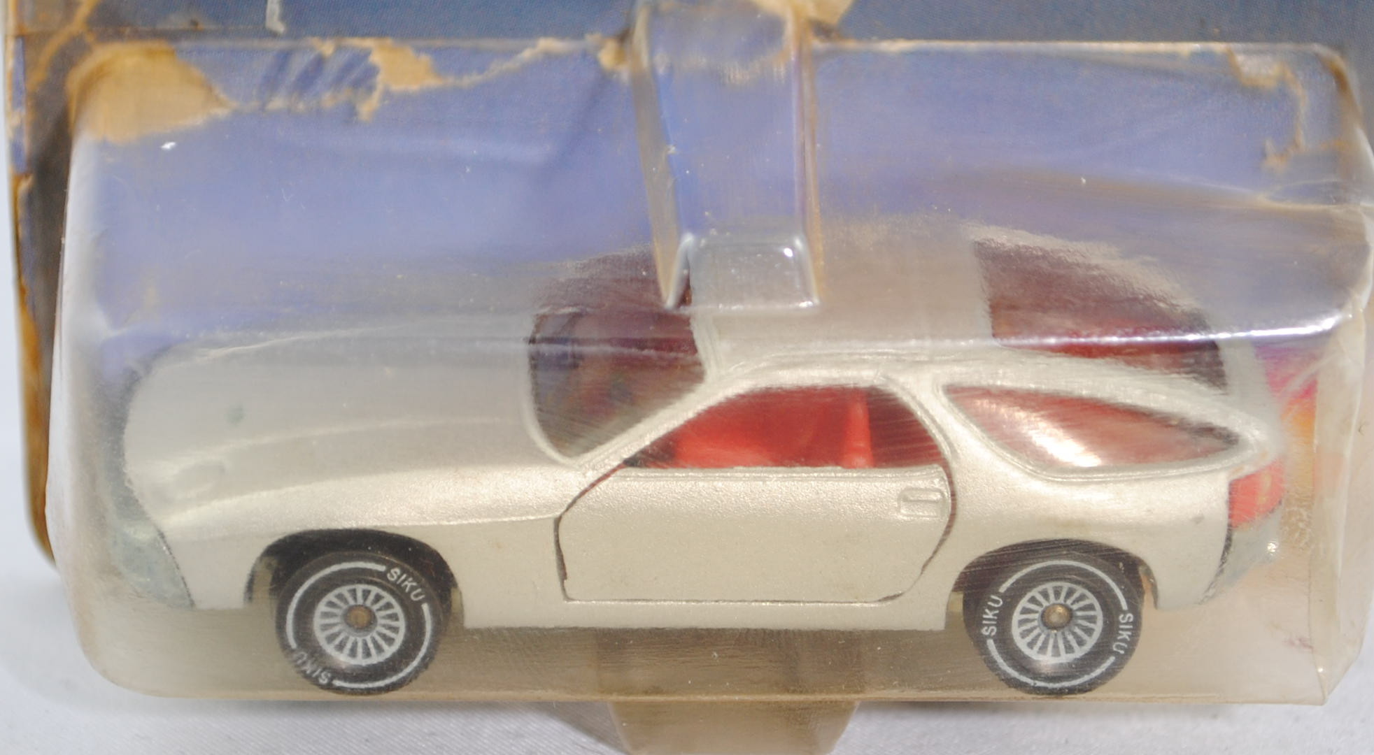 00002 Porsche 928 (Modell 1977-1982), silbergraumetallic, innen verkehrsrot, Lenkrad schwarz, Bpr. 1