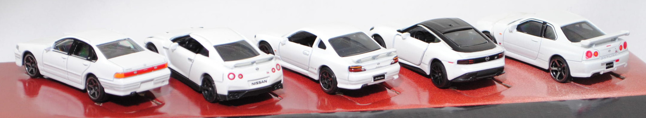 Giftpack Nissan: Nissan Skyline GT-R + Nissan Z Performance + NISSAN Silvia spec-R AERO + Nissan GT-R + NISSAN Cefiro 2.5 A31, reinweißmetallic, majorette, mb