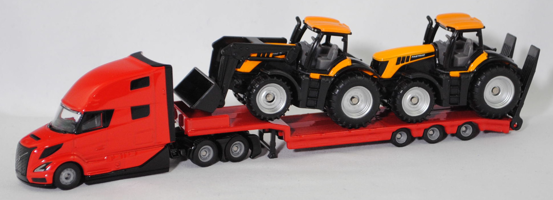 00000 Volvo VNL 860 (2. Generation, Modell 2024-) und Tieflader mit Ladegut JCB® 8250 V-TRONIC FASTRAC, rot/schwarz und melonengelb/schwarz, SIKU SUPER 1:87, L17mpK
