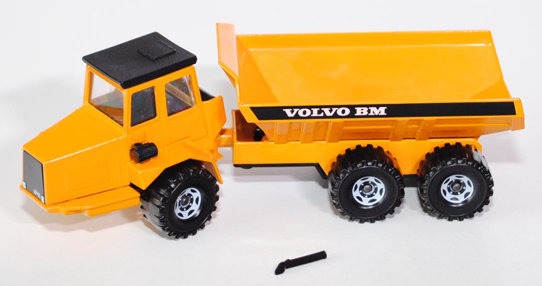 00001 Volvo BM A25 6x6 Knickgelenkkipper (Modell 1987-1991), melonengelb, VOLVO BM, Auspuff abgebroc