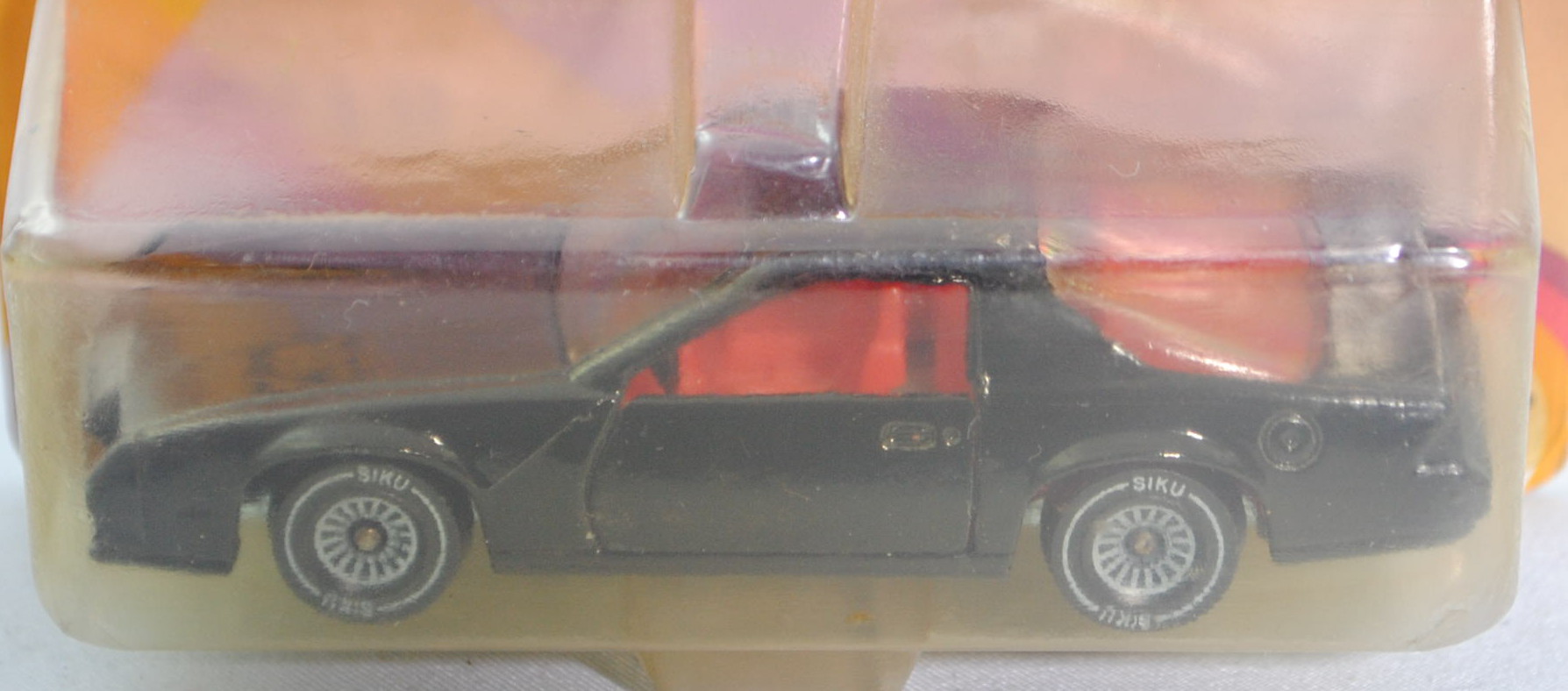 00002 Chevrolet Camaro Berlinetta (3. Gen., Mod. 1982-1984), schwarz, innen verkehrsrot, Lenkrad sc