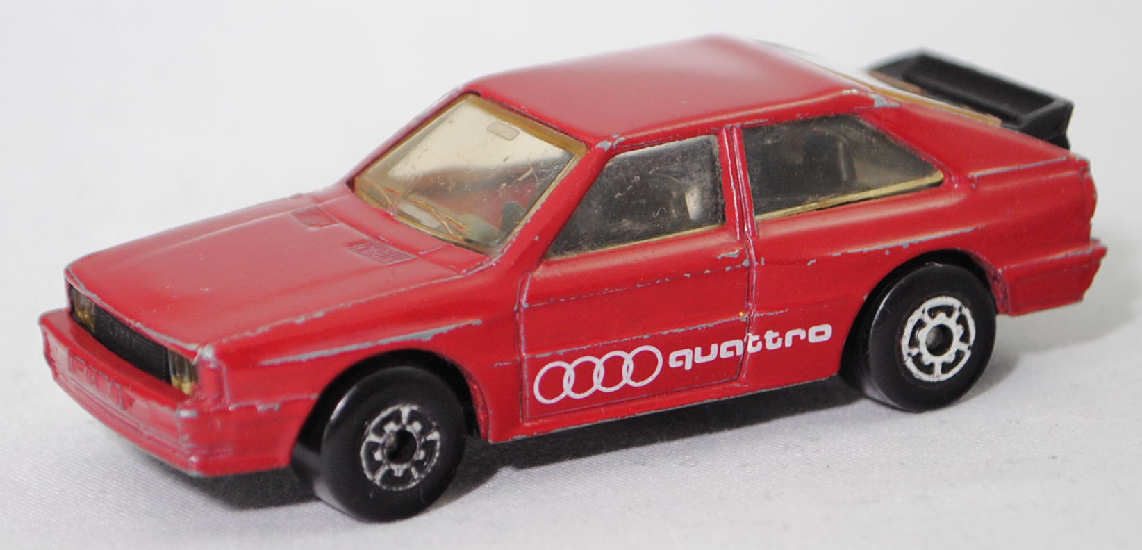 Audi quattro (1. Generation, B2, Typ 85Q, VFL (Vorfacelift), Modell 1980-1982), hell-rubinrot, Audi-Ringe / quattro, Bpr. MADE IN CHINA, Matchbox, 1:58, vsc