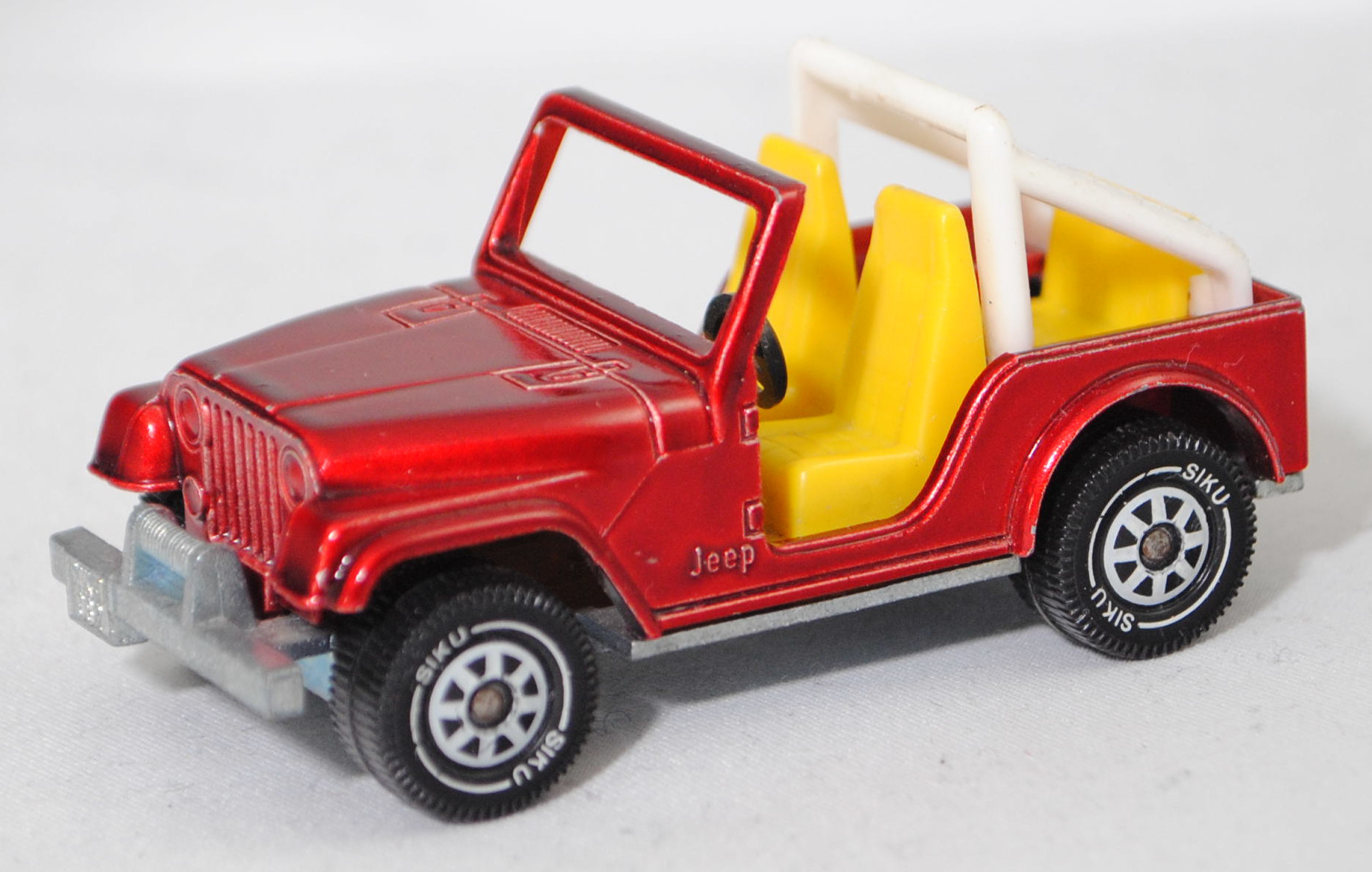00003 Jeep CJ-5 2.5L (5. Generation, Modell 1979-1983), hell-rubinrotmetallic, innen zinkgelb, Überrollbügel reinweiß, B5, SIKU SUPER, 1:55, m