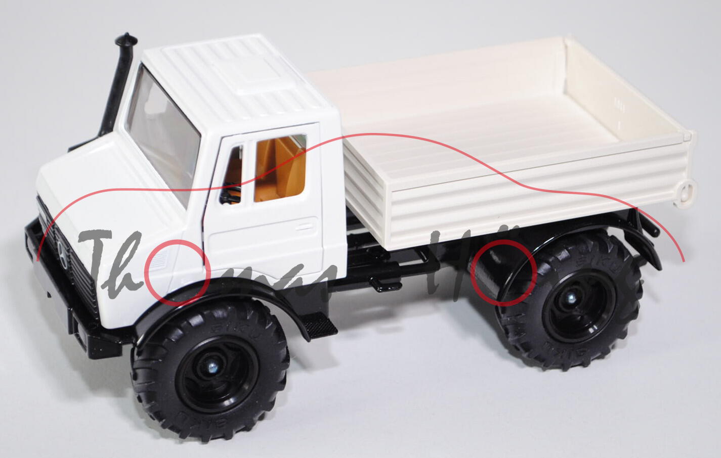 00403 Unimog U 1500 (Baumuster 425.141, Modell 1975-1988), reinweiß/perlweiß/schwarz, Felgen schwarz