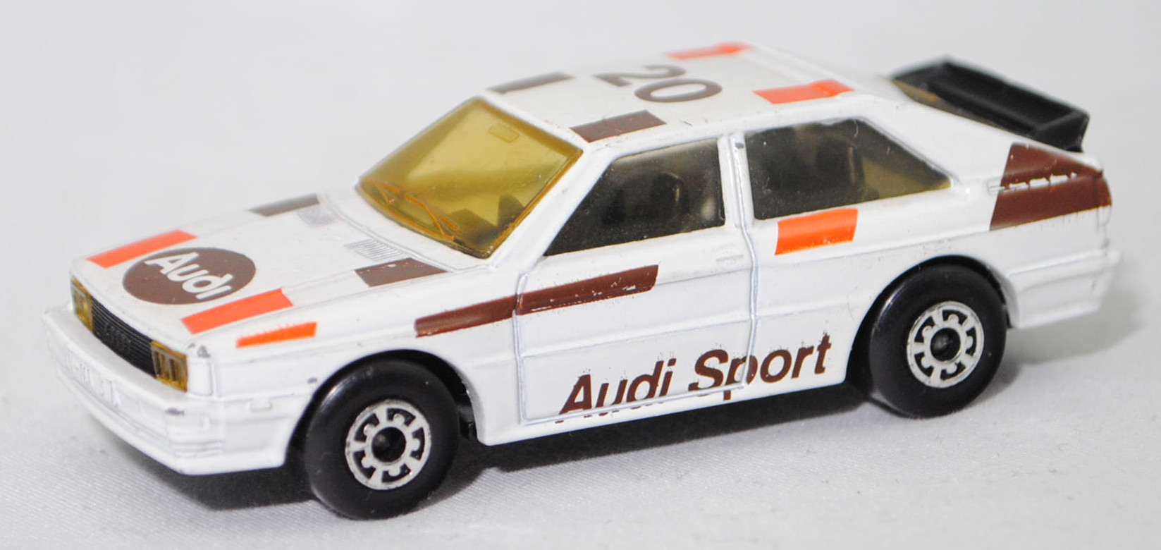 Audi quattro (1. Generation, B2, Typ 85Q, VFL (Vorfacelift), Modell 1980-1982), alpinweiß (L90E), Streifen / Audi Sport / 20, Design vgl. Audi Sport, Matchbox, 1:58, m-