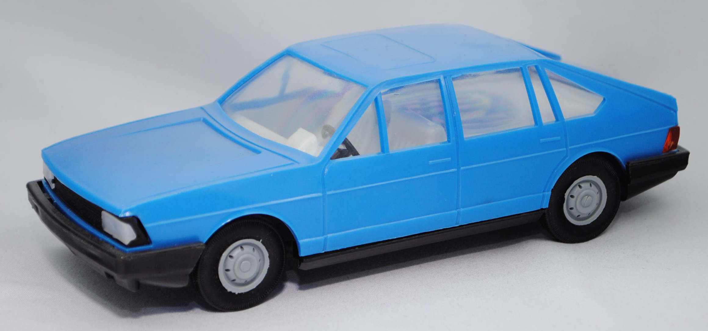 Audi 100 Avant L (C2, Typ 43, Modell 1977-1982), himmelblau, mit Friktionsmotor, Anker Spielzeug, 1: