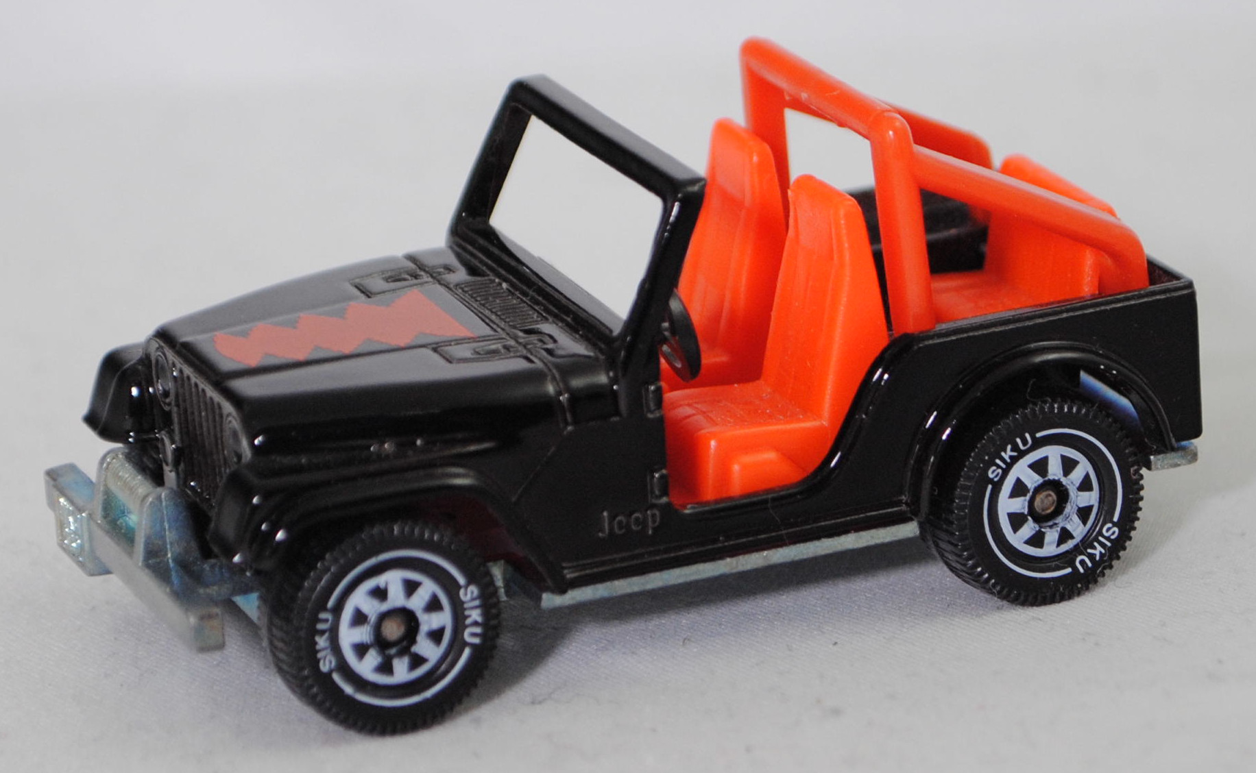 00601 GB Jeep CJ-5 2.5L (Modell 1979-1983), schwarz, Überrollbügel rotorange, Druck Emblem in rotorange (heller) auf der Motorhaube, B5, SIKU SUPER, 1:55, m