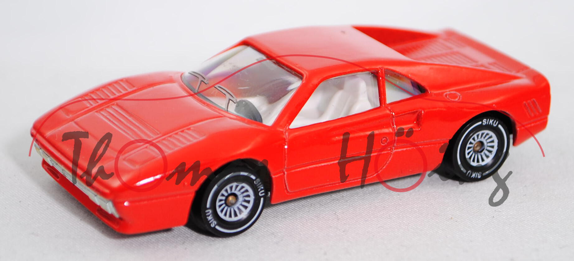 00001 Ferrari 288 GTO (Modell 1984-1985), verkehrsrot, innen reinweiß, Lenkrad schwarz, Chassis chro