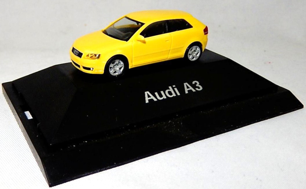Audi A3 Ambition 3.2 quattro 3-türig (2. Generation, Typ 8P, Vorfacelift, Modell 2003-2005), tukangelb (9N, Lacknummer LY1H), Herpa, 1:87, PC-Box Werbeschachtel