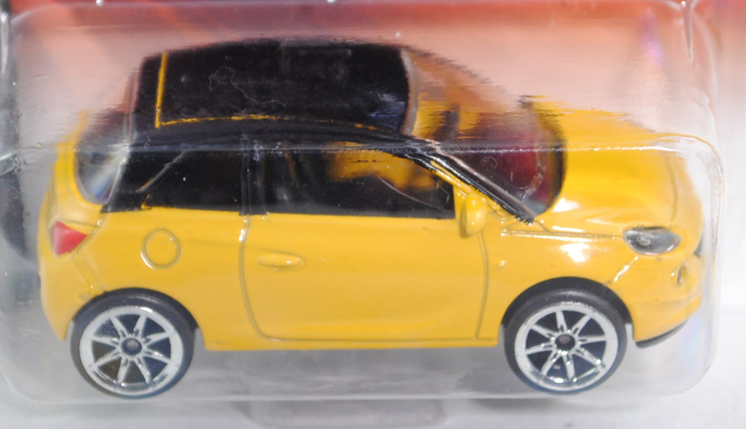 Opel Adam (Modell 2013-), kadmiumgelb, Dach schwarz, 8-Speichen-Felge in chrom, majorette, 1:55, mb