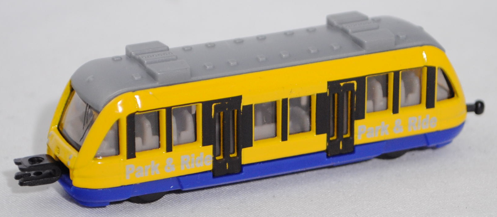 00002 Nahverkehrszug (vgl. Regionaltriebwagen Alstom Coradia LINT 27, Baureihe 640, Modell 1999-, Epoche V), verkehrsgelb, Park & Ride Park & Ride, SIKU SUPER, P29f