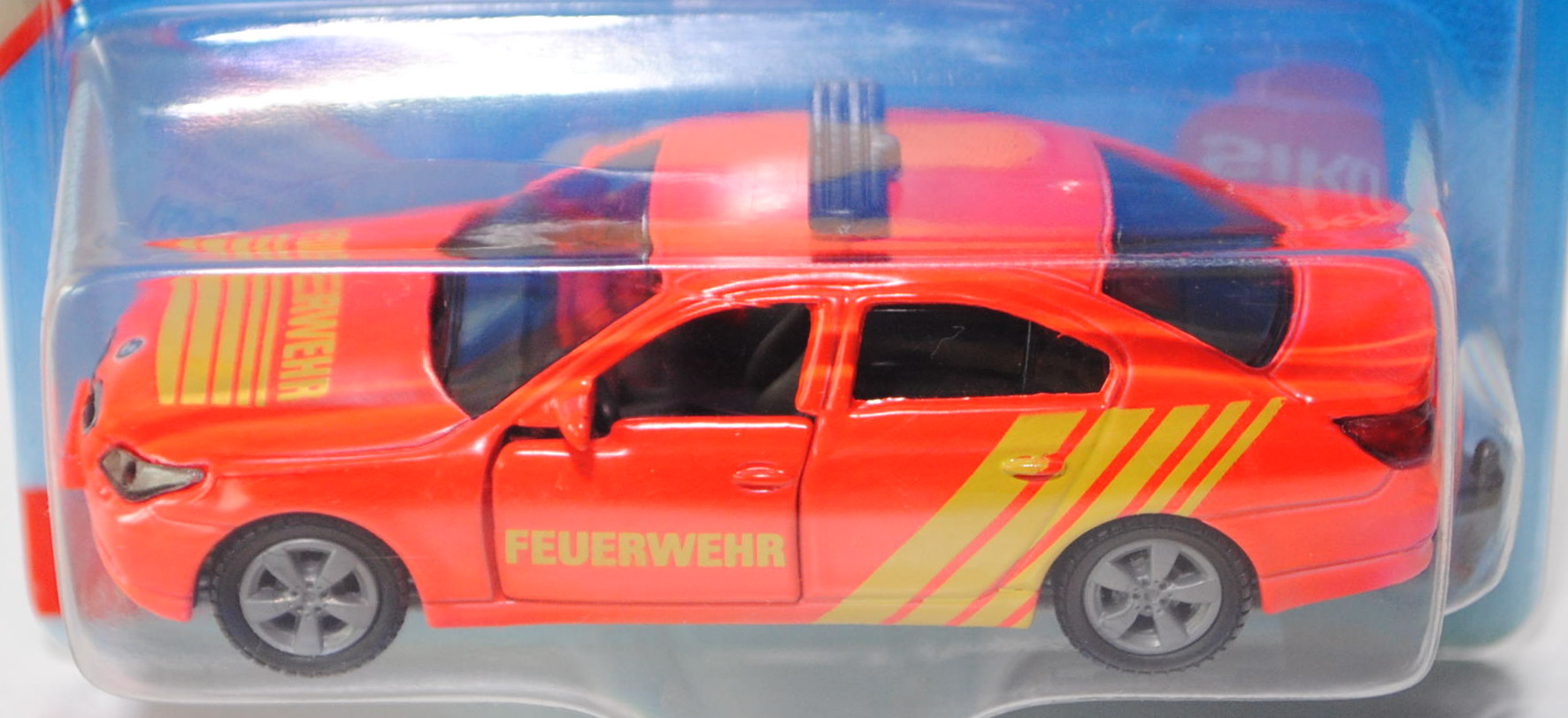 00003 BMW 545 i (Typ E60, Modell 2003-2007) Feuerwehr-Einsatzleitwagen, leuchtrot, innen platingrau,