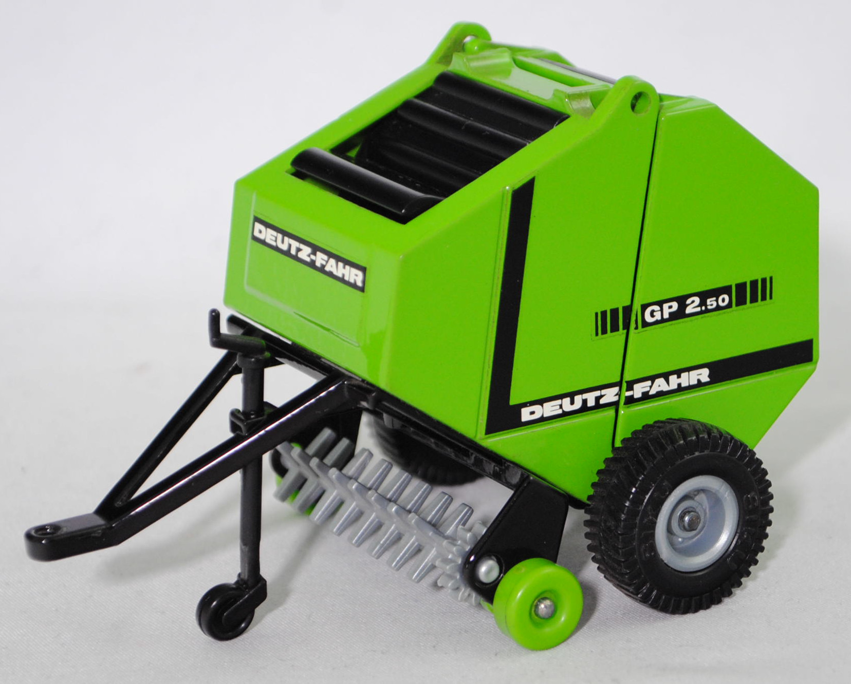 00000 DEUTZ-FAHR Großballenpresse GP 2.50 (Modell 1985-1988), grün, Rundballen weg, SIKU, 1:32, L11a m-