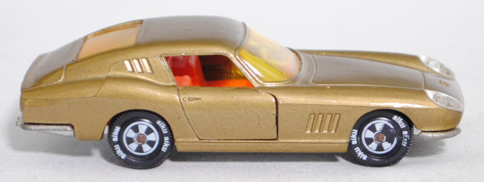 00002 Ferrari Berlinetta 275 GTB (Tipo 563, 2. Serie, Long Nose / Lange Nase, Modell 1965-1966), goldmetallic, transparente Frontscheinwerfer, Bpr. V 269, Germ, R10 reinweiß, SIKU SUPER, 1:56, m