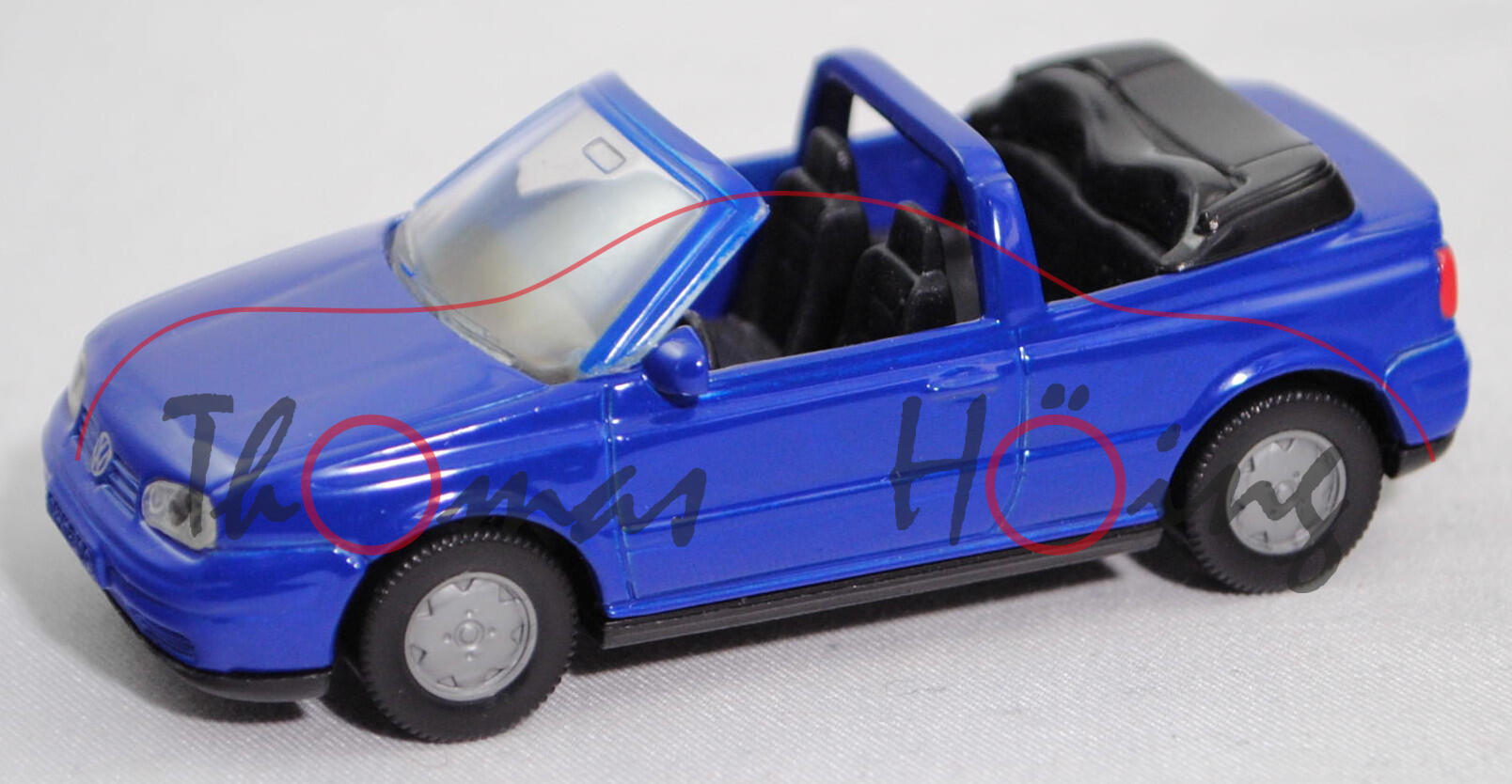 00001 VW Golf IV Cabriolet 2.0 Colour Concept (Mod. 1998-2002), blau, VW-Logos 2,0 mm hoch, SIKU