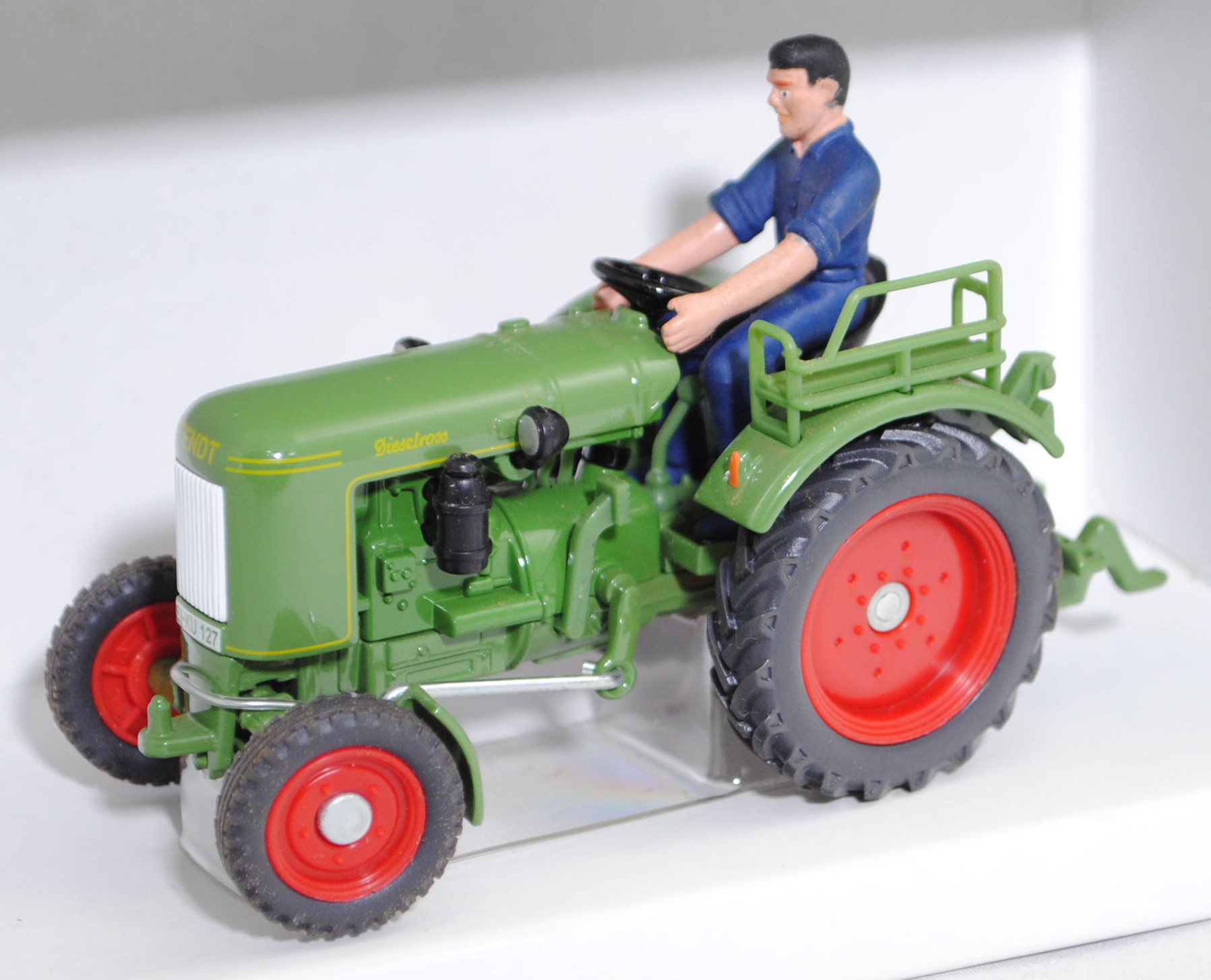 00000 Fendt Dieselross F 28 P (Typ Ackerschlepper, Modell 1951-1958), farngrün, SIKU, 1:32, L17P